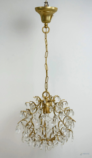 Lampadario in metallo dorato e pendenti in cristallo, ad una luce, cm h 85 circa