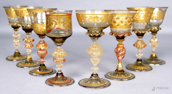 Lotto composto da otto bicchieri da liquore da collezione in vetro di Murano, con decorazioni a foglia d&#39;oro, H massima 13,5 cm.
