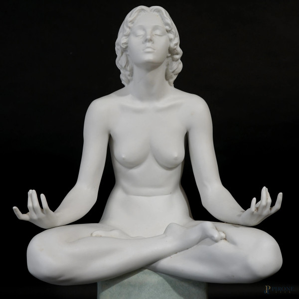 Llandrò, scultura in porcellana bianca raffigurante una figura femminile in meditazione, altezza ...
