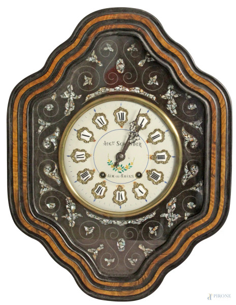 Orologio da muro, occhio di bue, in legno ebanizzato e legno di frutto, con decorazioni in madreperla e quadrante con numeri romani, XIX sec., cm 62 x 46.