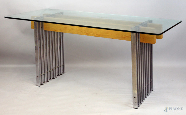 Tavolo di design anni '70, struttura in metallo cromato e legno, piano in vetro, cm h 75,5x164x72,5, (difetti)