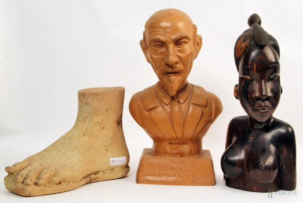 Lotto composto da tre sculture raffiguranti due busti ed un piede, H massima 32 cm, (difetti).