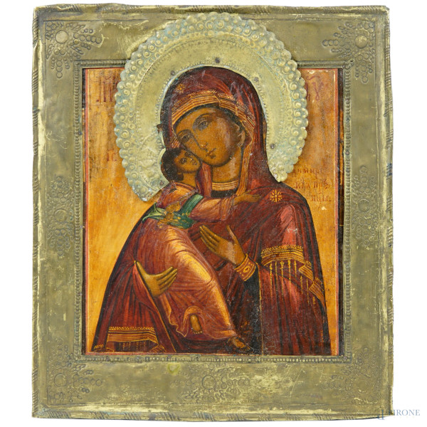 Madonna con il Bambino, riza in metallo argentato, Russia, olio su tavola, fine XIX secolo, cm 31x27,5