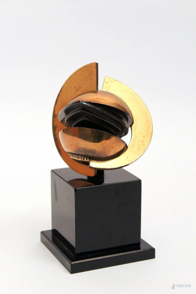 Senza titolo, scultura in metallo dorato, base in perspex, H 9,5 cm.