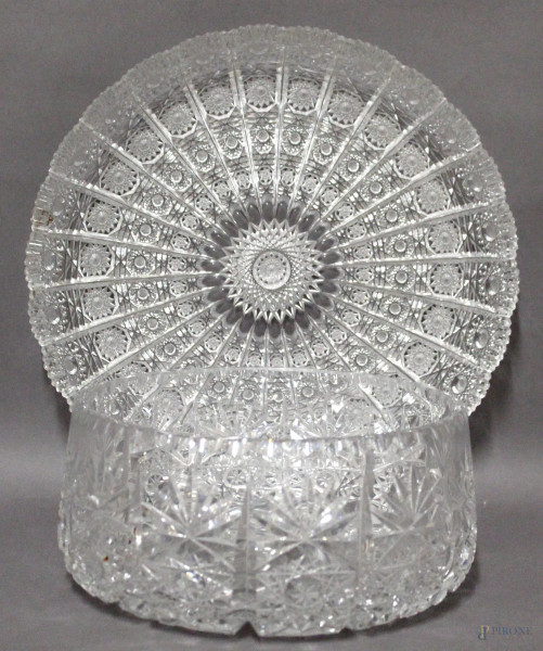 Lotto composto da un piatto ed un centrotavola di linea tonda in cristallo di Boemia.