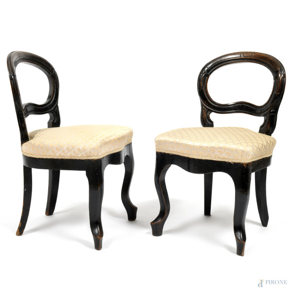 Coppia di sedioline in noce tinto con gambe anteriori mosse. Seduta rivestita in tessuto panna e oro, XX secolo, cm 74,5x43x45, (segni di usura, difetti, fori di tarlo, umidità)