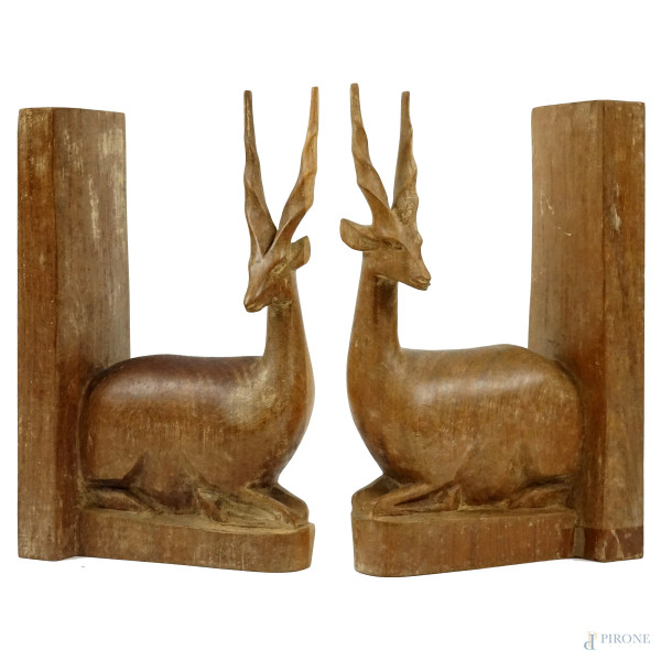 Coppia di fermalibri in legno intagliato raffiguranti gazzelle, cm 30x19x9, XX secolo, (segni del tempo)