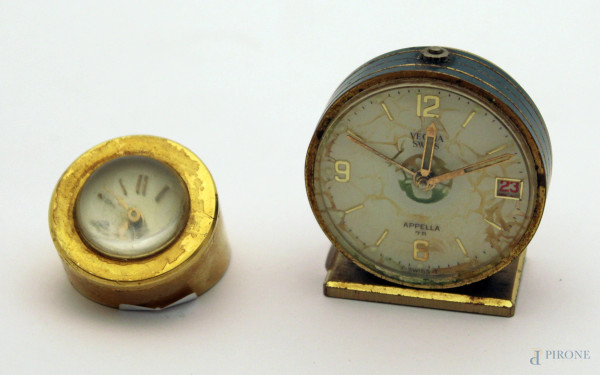 Lotto di due orologi da scrivania di cui uno con sveglia in metallo dorato e smaltato.