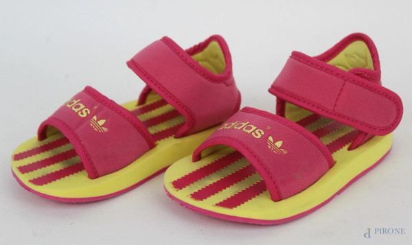 Adidas, sandali aperti da bambina rosa e gialli, cinturino a strappo, numero 23, (segni di utilizzo).