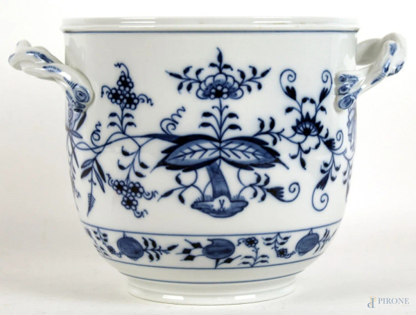 Vaso in porcellana bianco e blu Meissen, a due manici, decoro a motivi floreali, altezza cm 6, XX secolo