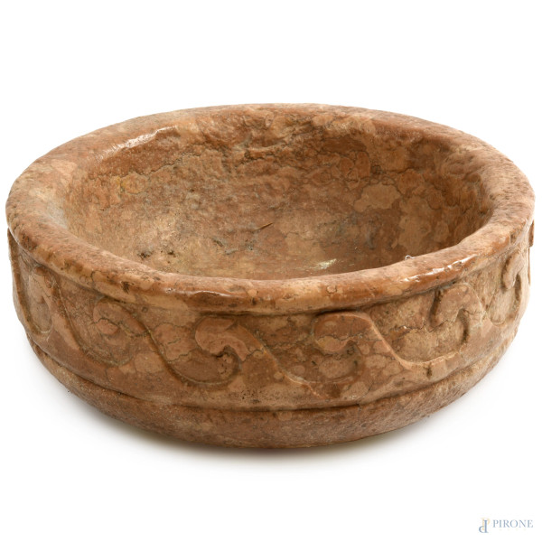 Vasca acquasantiera in marmo a forma circolare. Superficie esterna impreziosita da motivo a onde ...