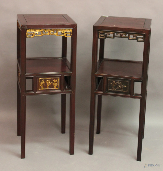 Coppia di tavolinetti a due piani in legno con particolari dorati e intagliati, arte orientale, h. cm 84x33x33.