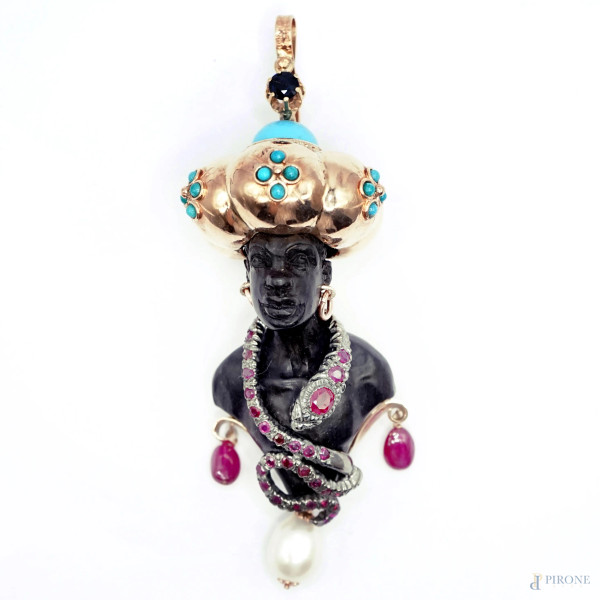 Pendente moretto in ebano e oro 9kt, con turchesi, rubini, zaffiro e perla, cm 10.5, peso gr. 50.5