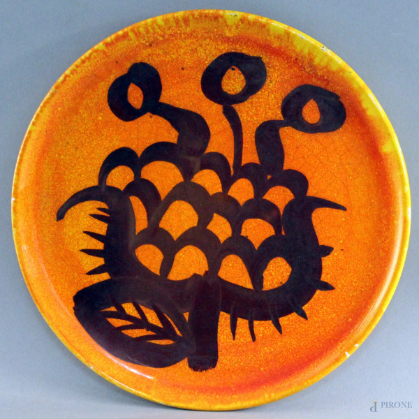 Piatto tondo in ceramica smaltata, siglato e datato, diametro 27,5 cm.