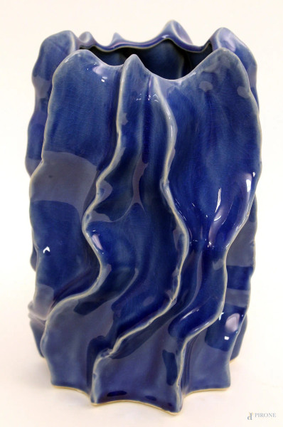 Vaso in ceramica bluette a decoro di onde marine, H 22 cm.