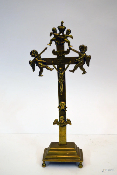 Crocifisso in ottone con puttini laterali a rilievo, XIX sec, h. 33 cm.