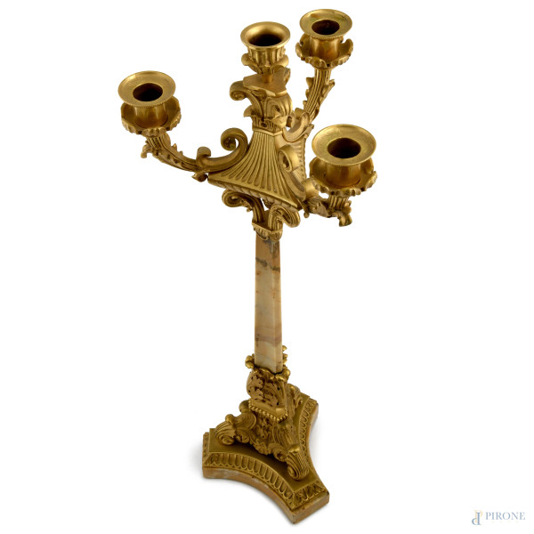Coppia di candelabri in bronzo finemente cesellato a cinque luci con fusto in marmo, XX secolo, a...