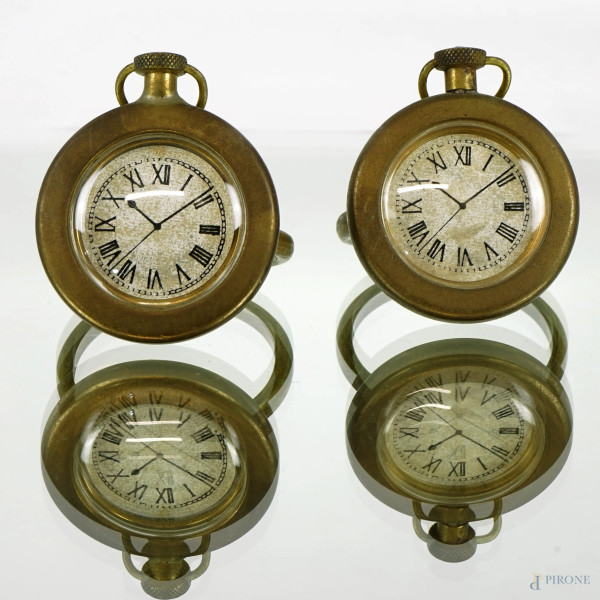 Coppia di fermatovaglioli in ottone a forma di orologio da tasca, cm 5,5x5, XX secolo