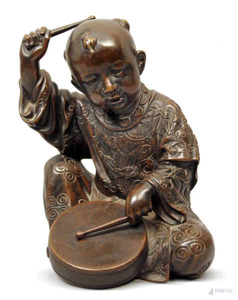 Fanciullo con tamburello, scultura in bronzo, Arte orientale, H 22 cm.