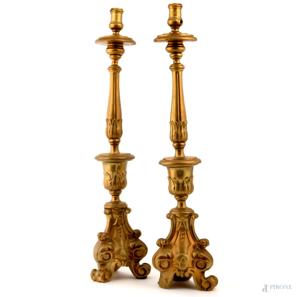 Coppia di candelieri in legno dorato e intagliato, XX secolo, altezza cm 65, (difetti)
