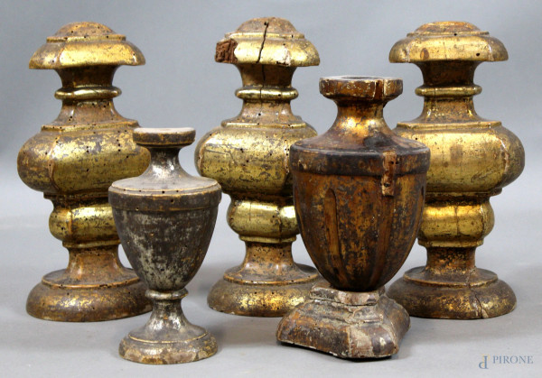 Cinque portapalme in legno intagliato e dorato, forma a balaustro, altezza max 28 cm, (difetti).