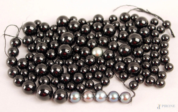 Lotto composto da agate nere e sei perle Tahiti.