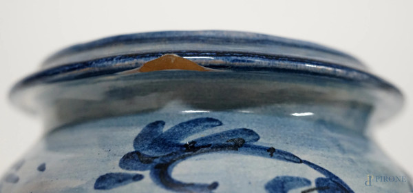 Albarello in maiolica Savona, Albisola, XX secolo, a smalto bianco e blu con cartiglio recante sc...