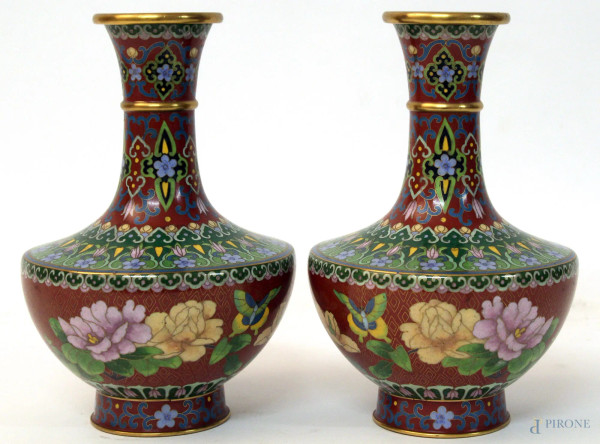 Coppia di vasi in ottone e smalto cloisonne a decoro floreale e volatili, H 24 cm.