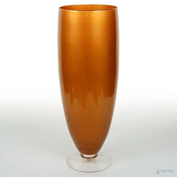 Vaso in vetro color ambra, XX secolo, cm 50x17,5