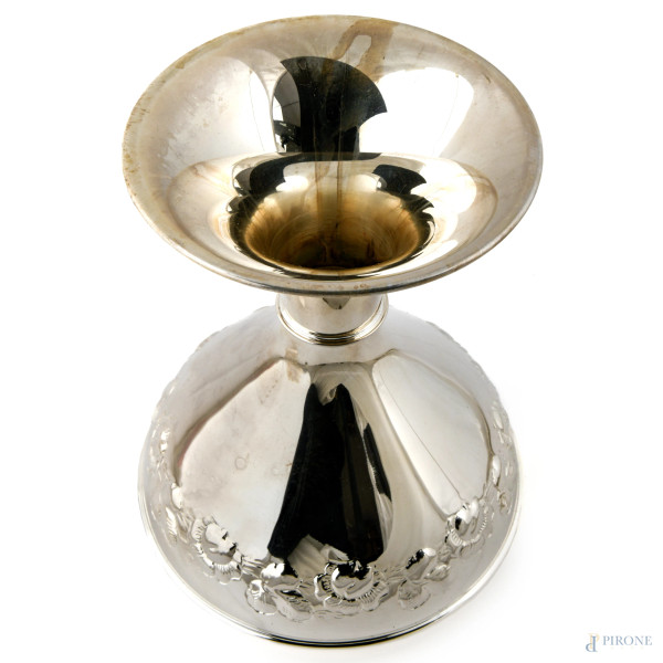 Vaso portafiori in argento 800/000 con profilo lavorato a sbalzo a motivi floreali, altezza cm 22...