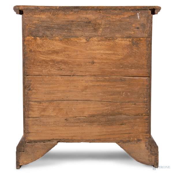 Comodino in noce a tre cassetti modanati al fronte e piedi a ricciolo, XIX secolo, cm 89x80x41, (...