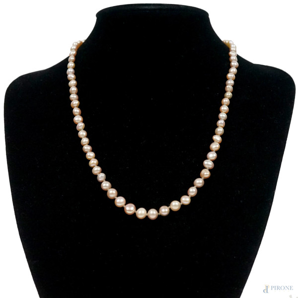 Collana di perle rosa, con chiusura in oro giallo 18 kt, lunghezzza cm 48