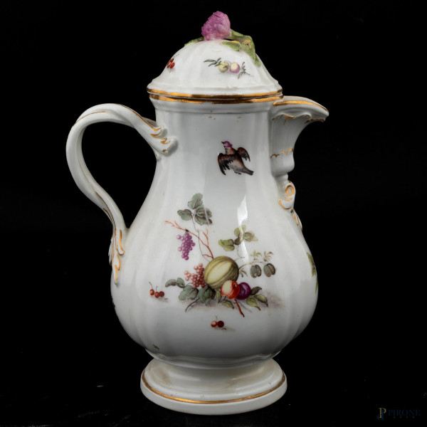 Caffettiera in porcellana Vecchia Vienna decorata in policromia con fiori, frutta e volatili, XIX-XX secolo, altezza cm 21, (segni di usura, rotture, restauri)