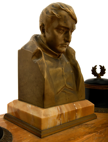 Calamaio in marmo giallo con busto di Napoleone Bonaparte, XIX secolo, cm 23x41,5x22,5, (difetti)