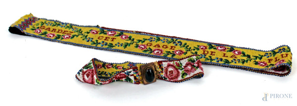 Una cintura da donna ed un chocker a vari fili di perline multicolore, lunghezza max cm 40, (segni di utilizzo).