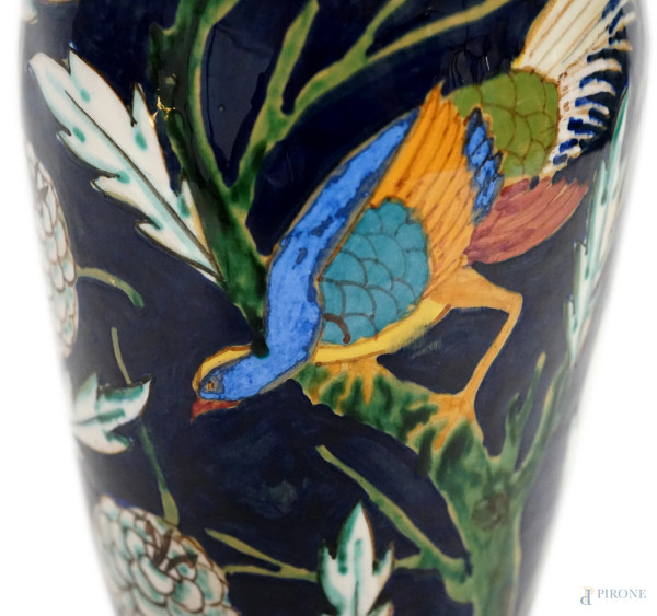 Vaso in terracotta dipinta a policromia e invetriata, decori rappresentanti un pavone e fiori, Fr...