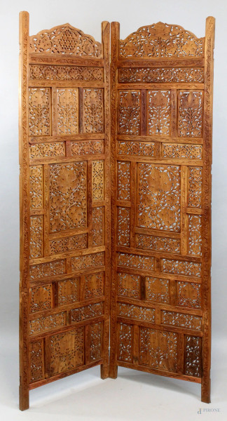 Separè indiano in teak, XX secolo, composto da due pannelli traforati, cm h 183x51 cadauno