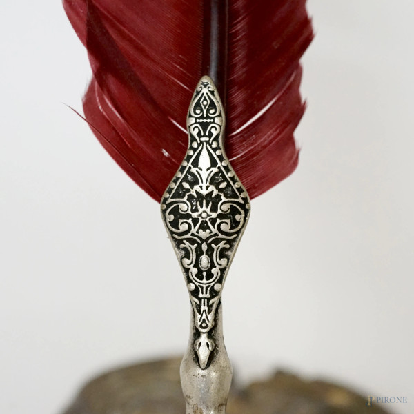 Calamaio in metallo argentato con ampolla in vetro e penna stilografica, cm 14x33,5x22,5, (difett...