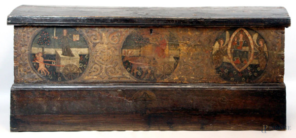 Cassapanca in legno con frontale dipinto, XVII sec, h. 73x170x52 cm.