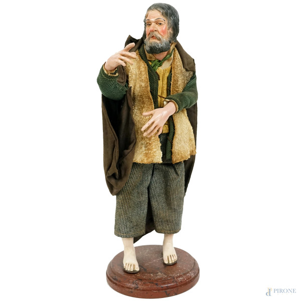 Pastore, scultura da presepe in legno scolpito e dipinto, testa modellata in terracotta, occhi in pasta di vetro, cm h 41,5, Napoli, XX secolo, poggiante su base in legno. Abiti in tessuti diversi, (difetti)