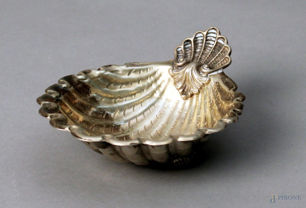 Centrino a forma di conchiglia in argento, cm 15x12, gr. 110.