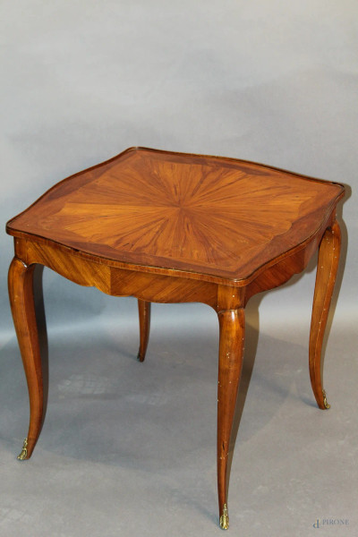 Basso tavolino quadrato a vari legni pregiati, cm 51 x 55 x 55, XIX sec.