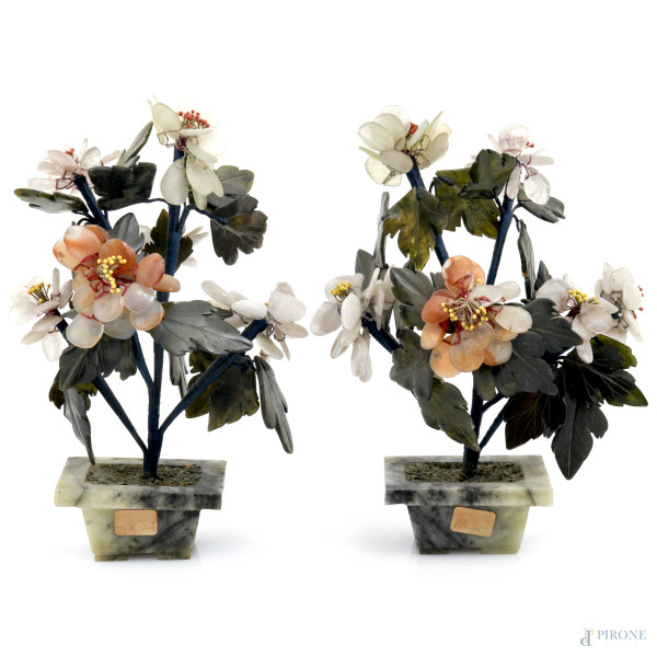 Coppia di vasi di fiori in pietre e materiali vari, misure massime cm 20, (segni di usura)