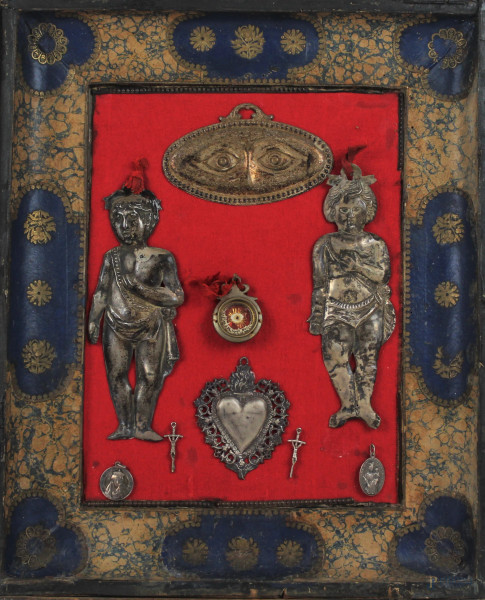 Teca contenente otto ex-voto ed una reliquia, cm 47x38, XIX secolo, (difetti)