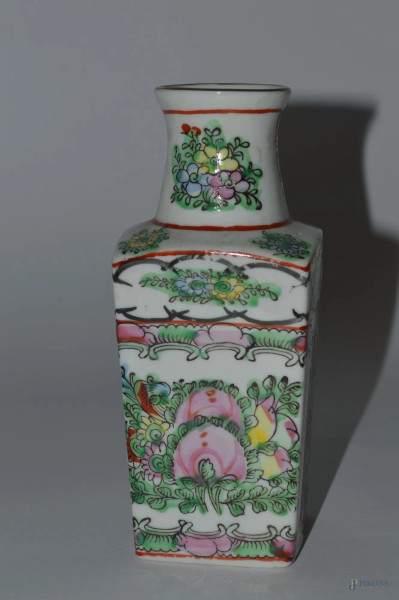 Vaso in porcellana policroma, arte orientale, marcata, primi 900, h. 15 cm.