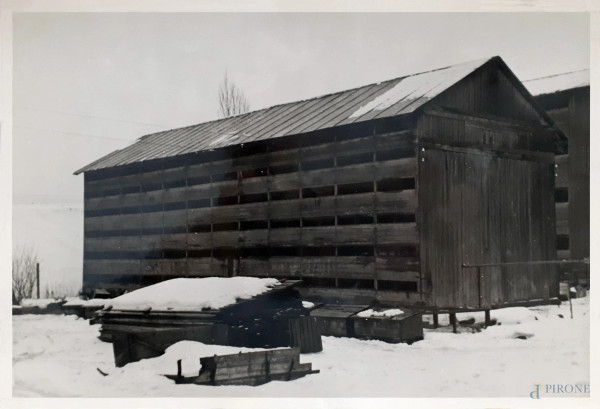 Giovan Battista Poletto (1915-1988) Agenzia Fotografica Per La Stampa, foto alla gelatina ai sali d’argento raffigurante luogo di detenzione in Siberia, cm 15x23