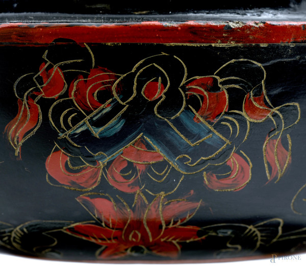 Cofanetto rotondo in papier mache con decorazioni nei toni del rosso e del nero con applicazioni ...