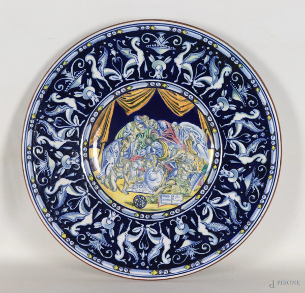 Piatto in ceramica Faenza a fondo blu con scena allegorica al cavetto, XX secolo, diametro cm 37,5, (lievi segni di usura, piccole sbeccature)