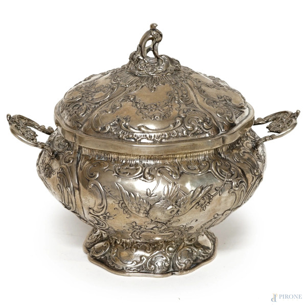 Zuccheriera in argento sbalzato e cesellato a motivi floreali e colombe, Francia, XVIII secolo, punzoni sotto la base, cm 14, peso gr. 300
