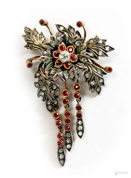 Spilla in oro basso a forma di fiori con brillante e rubini e tre pendenti.